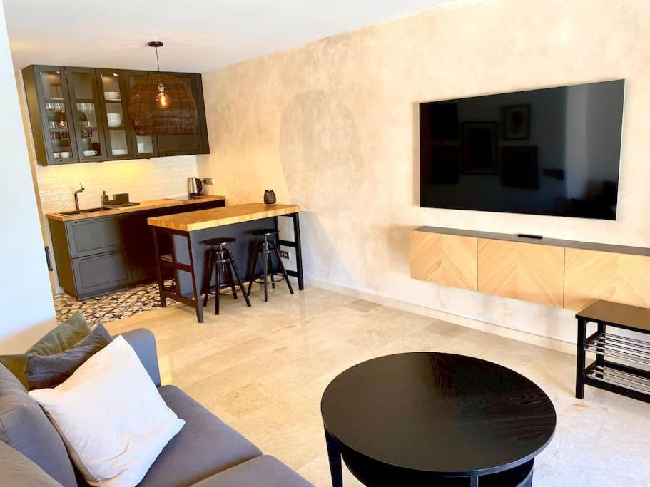 Stylish & Modern 1 Bedroom Suite On Frontline Of Playa Del Duque Costa Adeje  Eksteriør billede