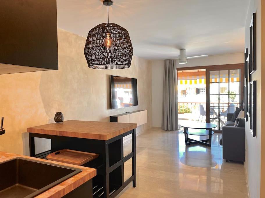 Stylish & Modern 1 Bedroom Suite On Frontline Of Playa Del Duque Costa Adeje  Eksteriør billede
